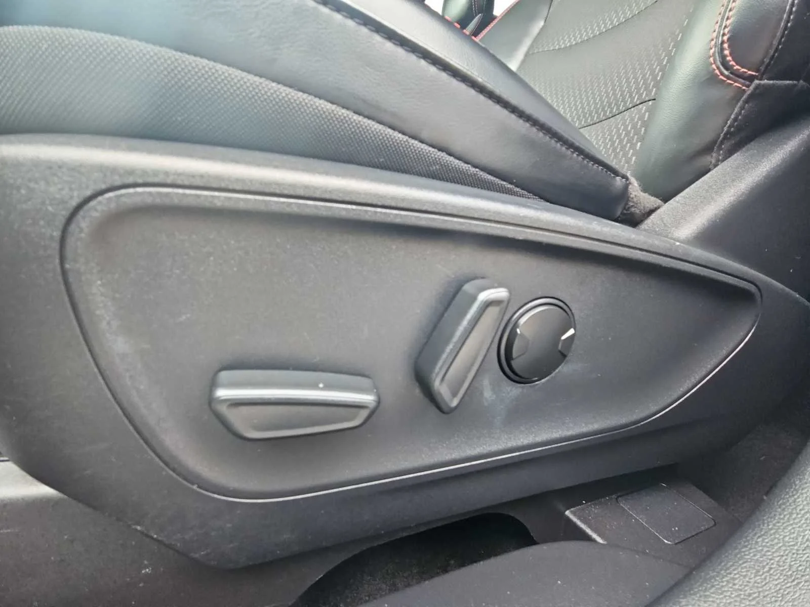 Used 2025 Agate Black Metallic Ford ST-Line image 13