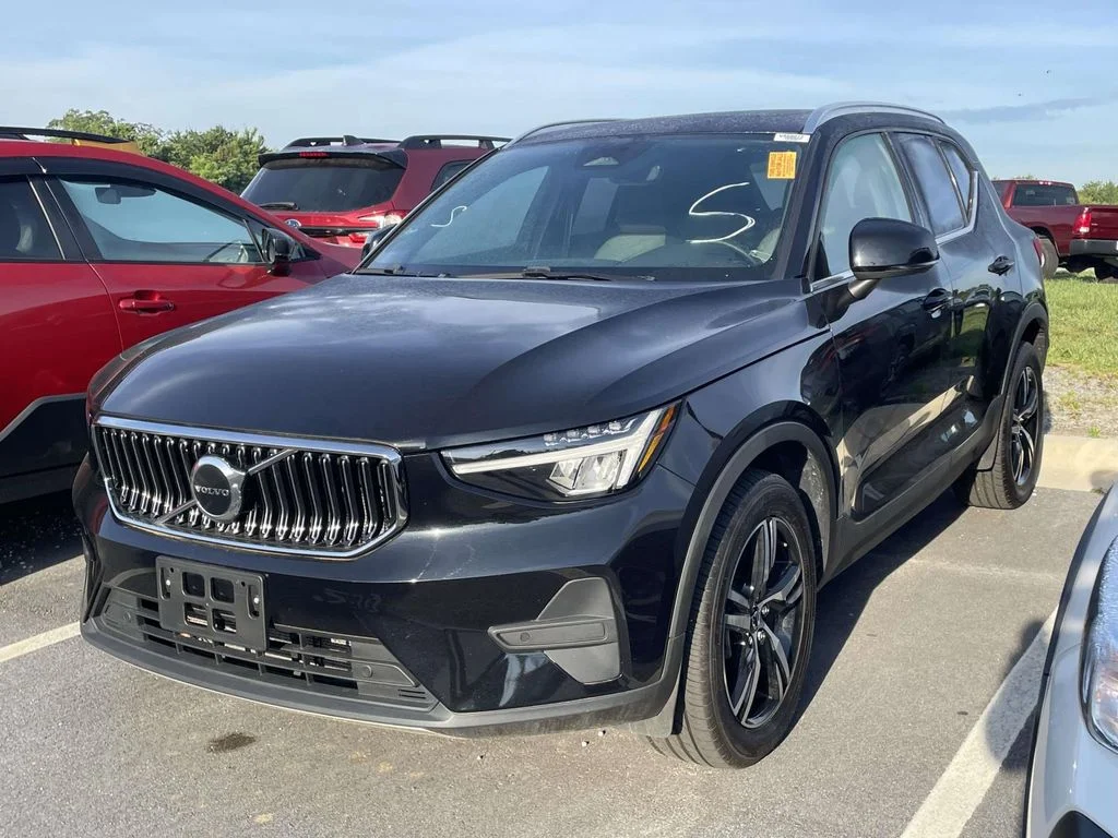 Used 2024 onyx black Volvo Core Bright Theme image 2