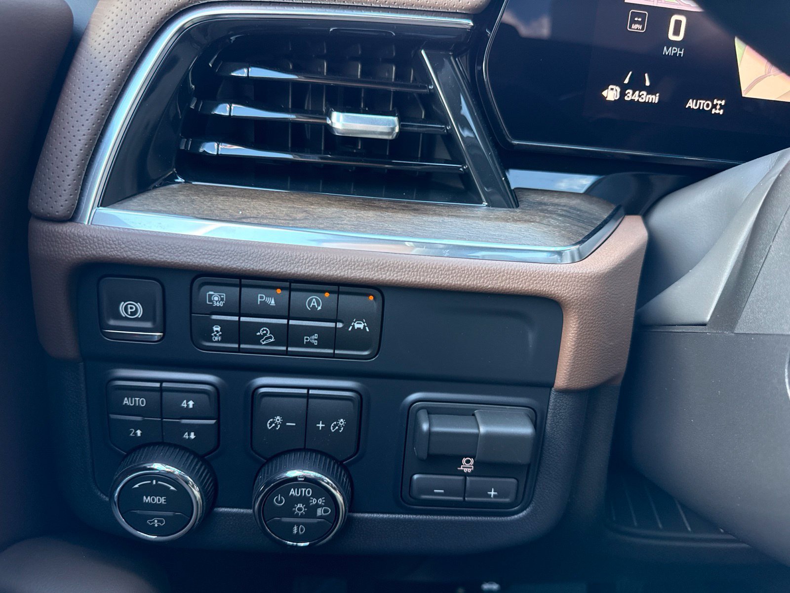 New 2026 Polar White Tricoat Chevrolet High Country Deluxe with 24in Wheels - Technology & Entertainment - Super Cruise - Panoramic Sunroof - Get Active Package image 39