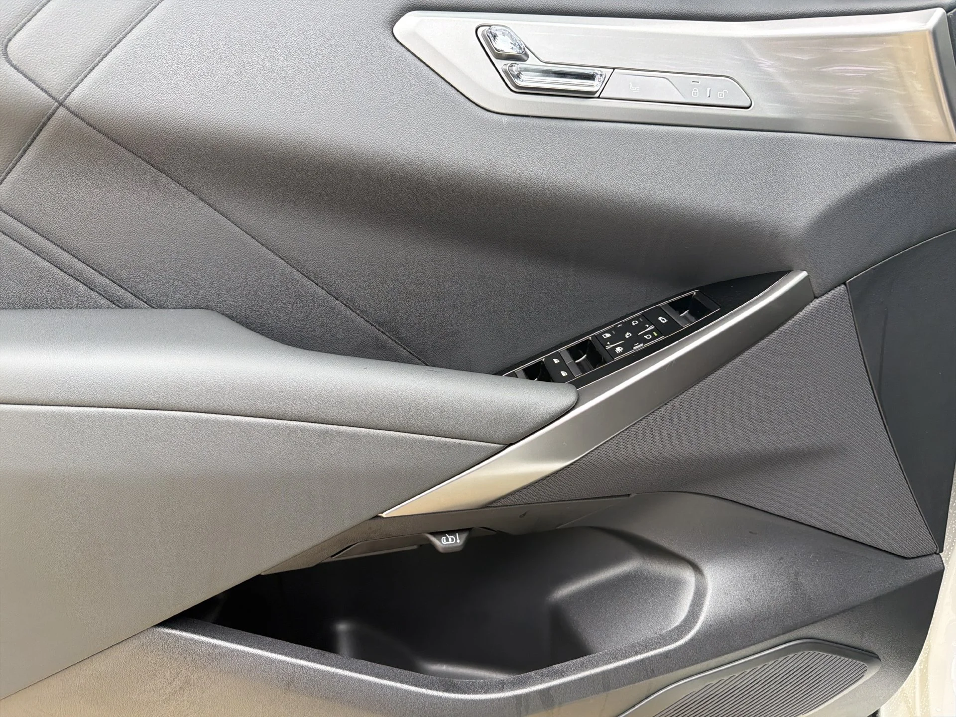 New 2027 Mineral White Metallic BMW  image 25