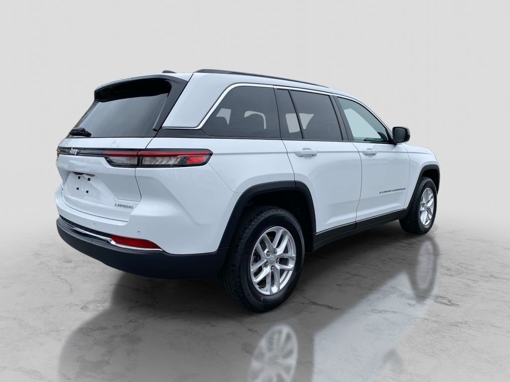 Used 2025 White Jeep Laredo X image 9