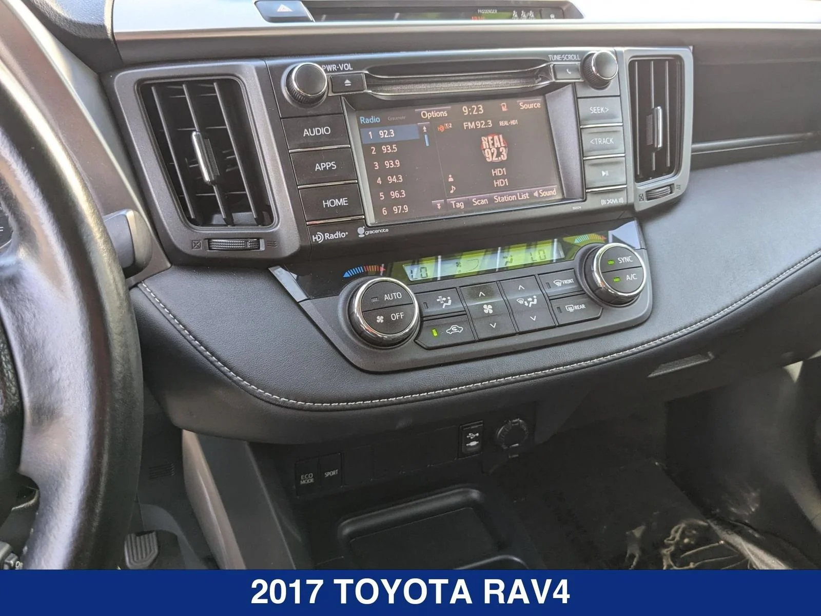 Used 2017  Toyota XLE image 17