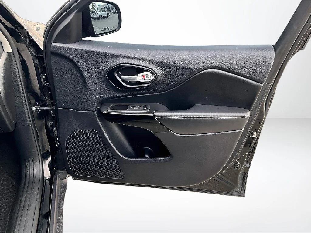 Used 2023 Black Jeep Altitude image 24