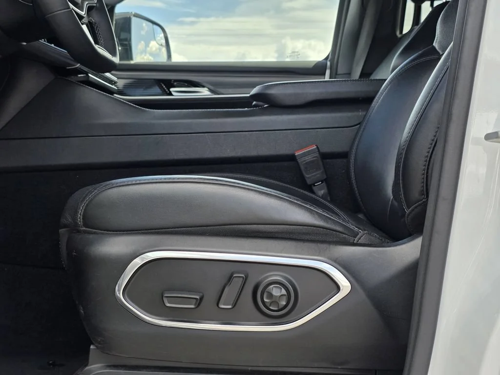 Used 2023 White Jeep Series II image 24