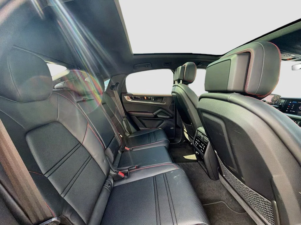 Used 2024  Porsche Base image 28