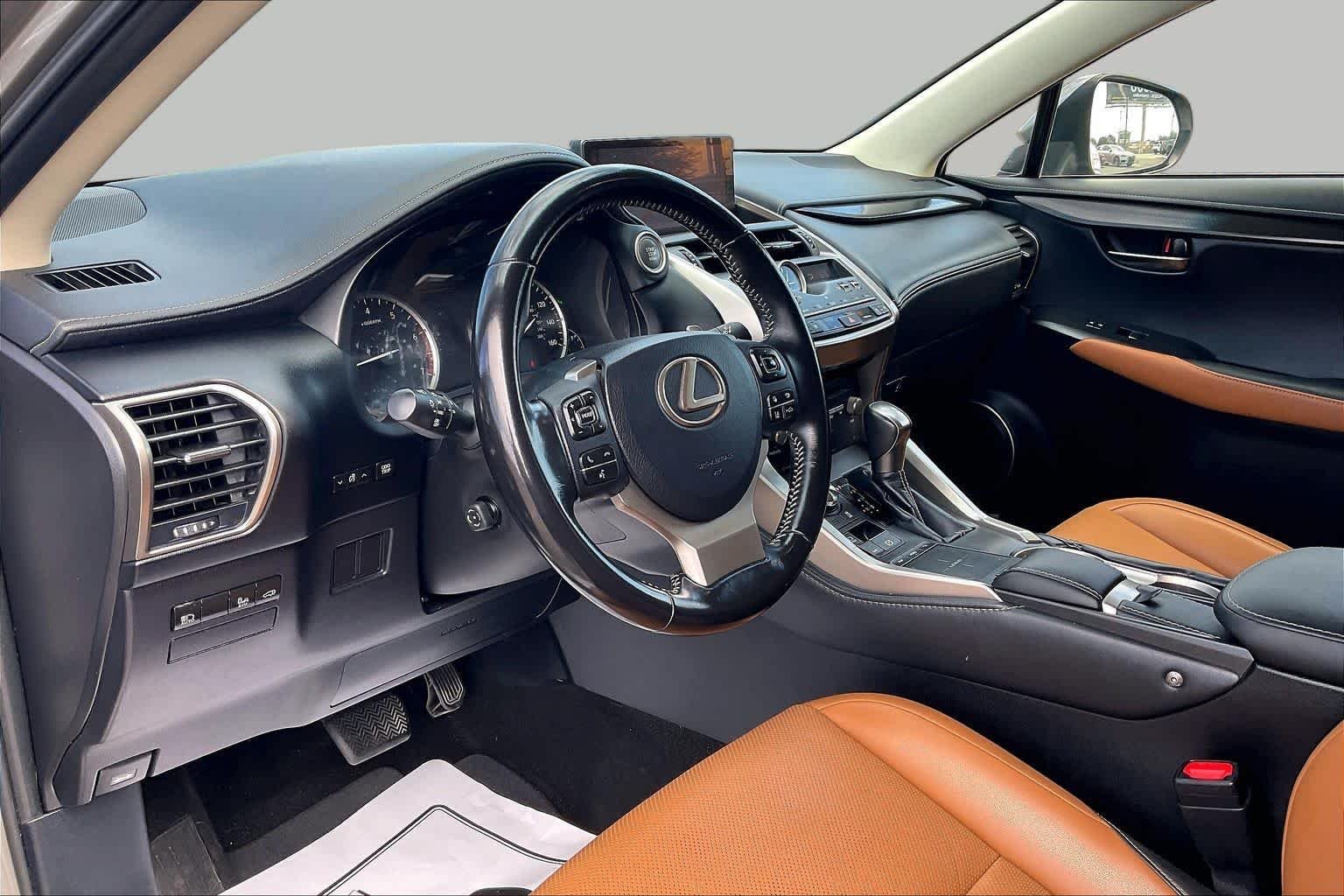 Used 2018 Atomic Silver Lexus  image 17