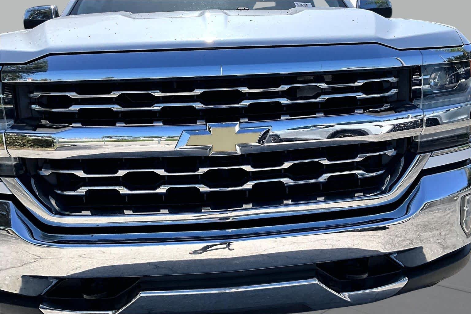 Used 2018 Iridescent Pearl Tricoat Chevrolet LTZ image 30