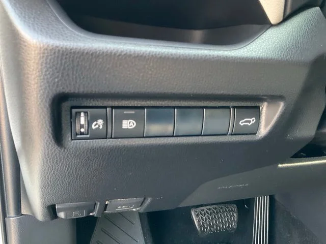 Used 2019 White Toyota XLE Premium image 8