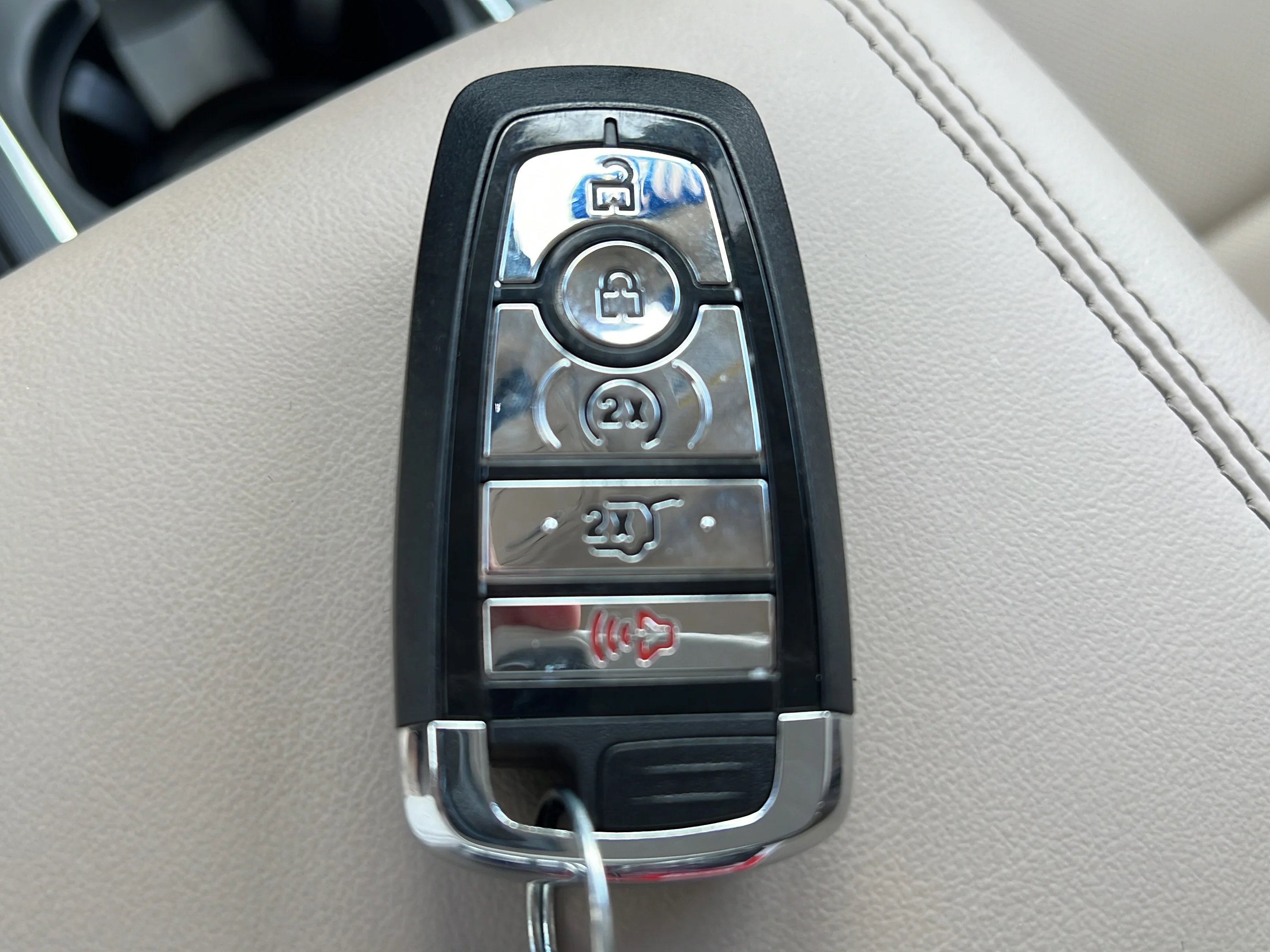 Used 2024 Pearl Metallic Lincoln Premiere image 24