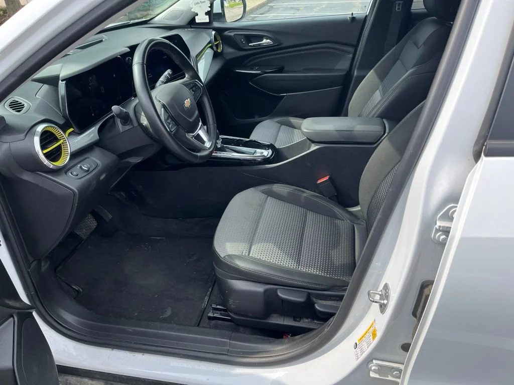 Used 2025 Summit White Chevrolet LT image 13