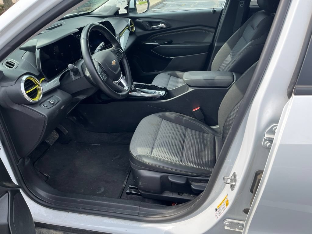 Used 2025 Summit White Chevrolet LT image 13