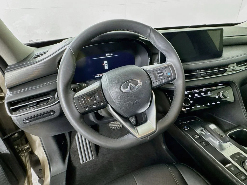 Certified Used 2023 Silver INFINITI LUXE image 14