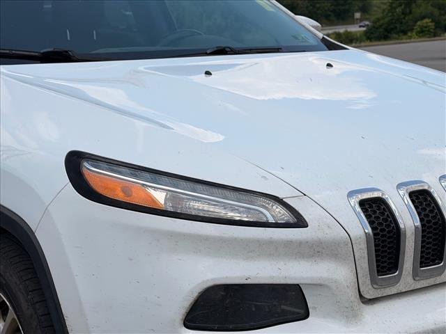 Used 2018 Bright White Clearcoat Jeep Latitude image 13