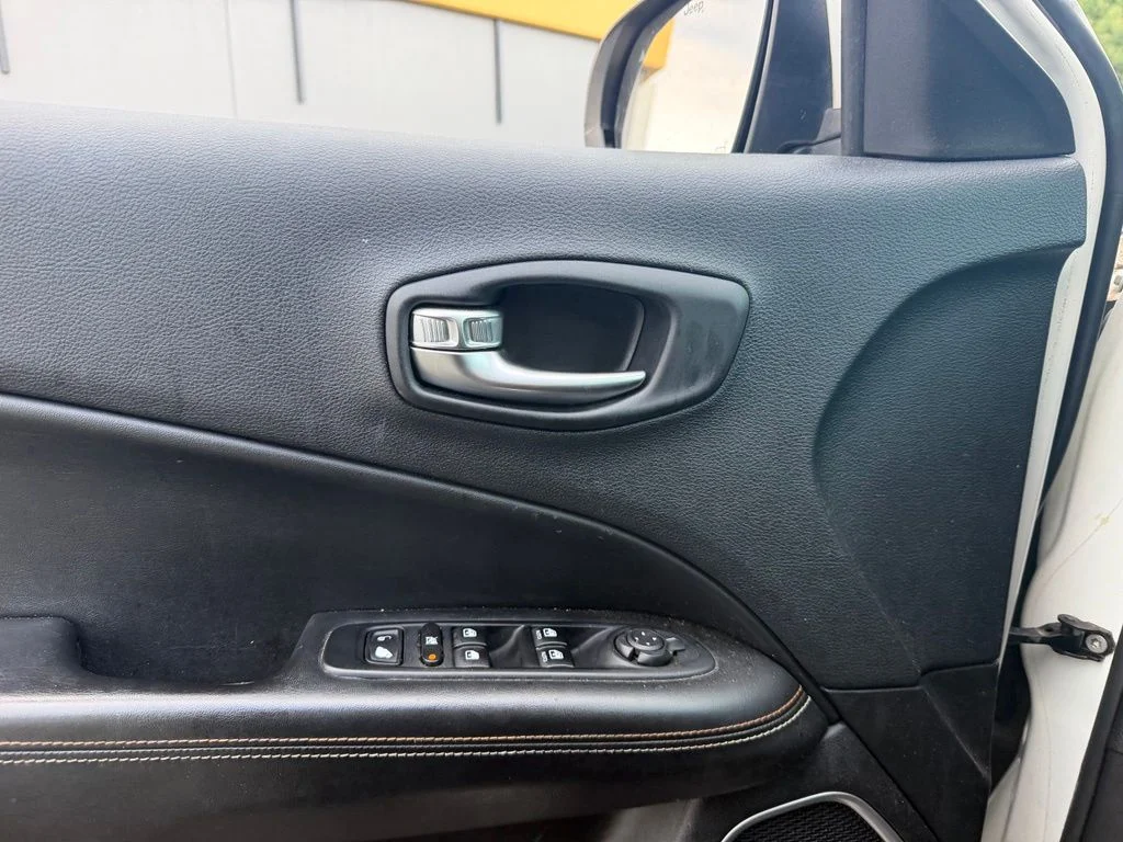 Used 2018 White Jeep Latitude image 12