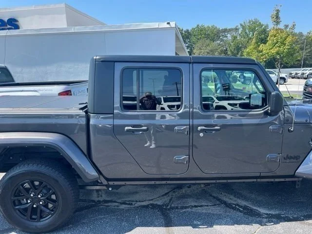 Used 2023 Gray Jeep Sport S image 3