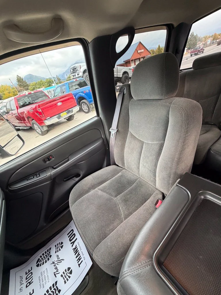 Used 2005 Silver Chevrolet LS image 17