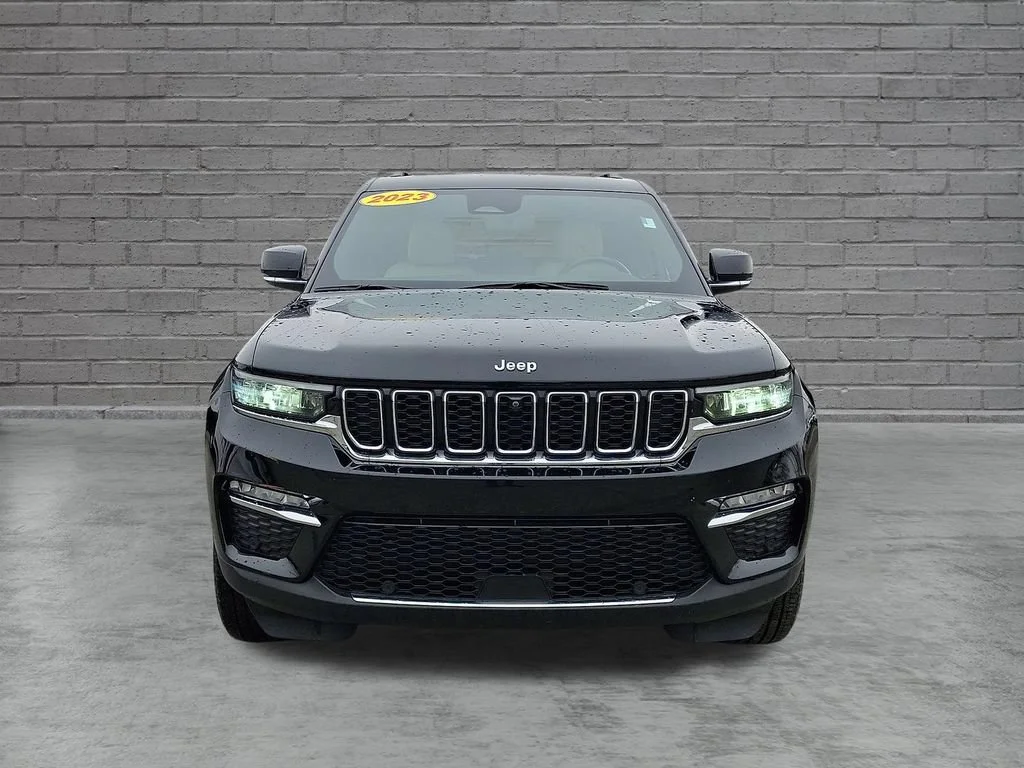 Used 2023 Diamond Black Crystal Pearlcoat Jeep Limited image 4