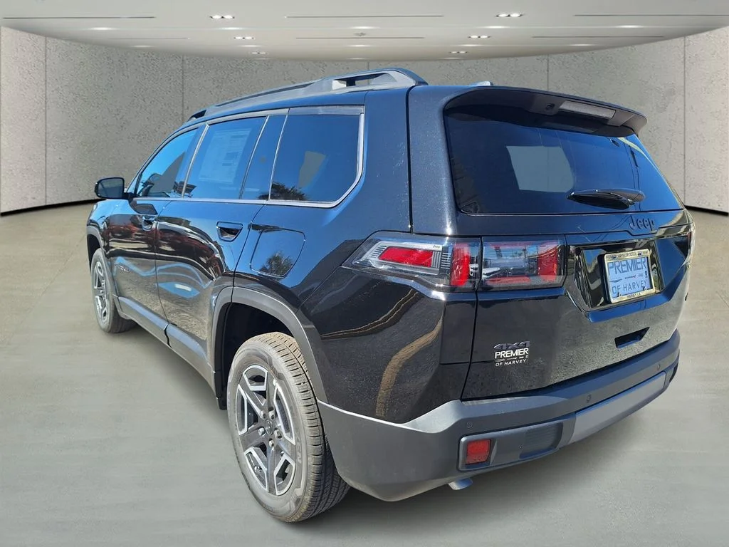New 2026 Diamond Black Crystal Pearl-Coat Exterior Paint Jeep Limited image 3