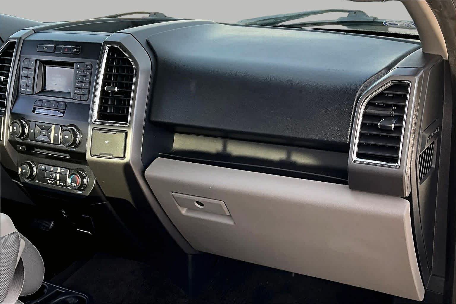 Used 2016 Oxford White Ford XLT image 19
