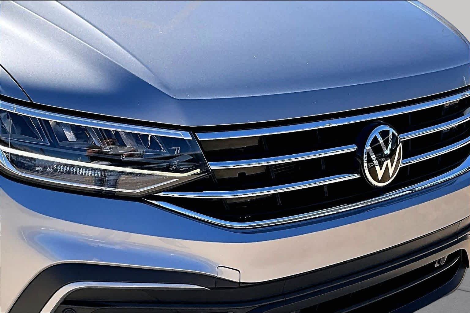 Used 2024 Pyrite Silver Metallic Volkswagen SE image 27