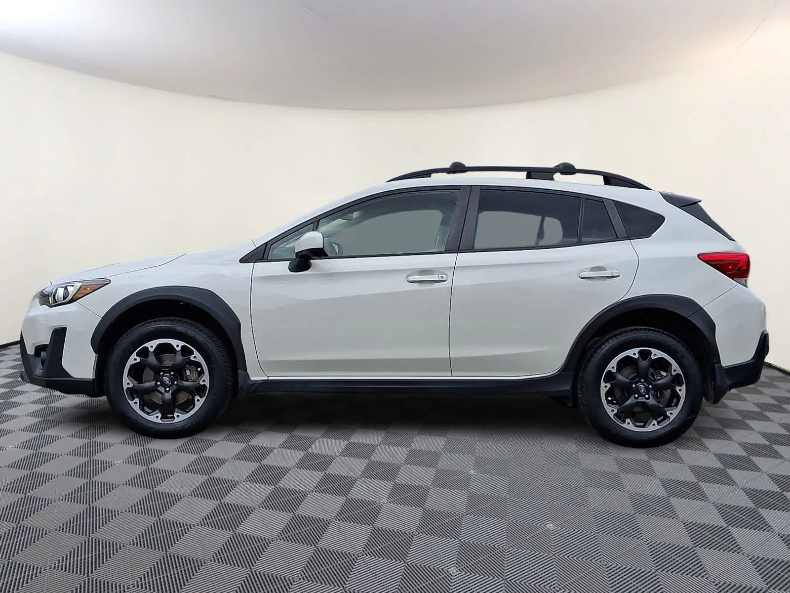 Used 2022 Crystal White Pearl Subaru Premium image 8