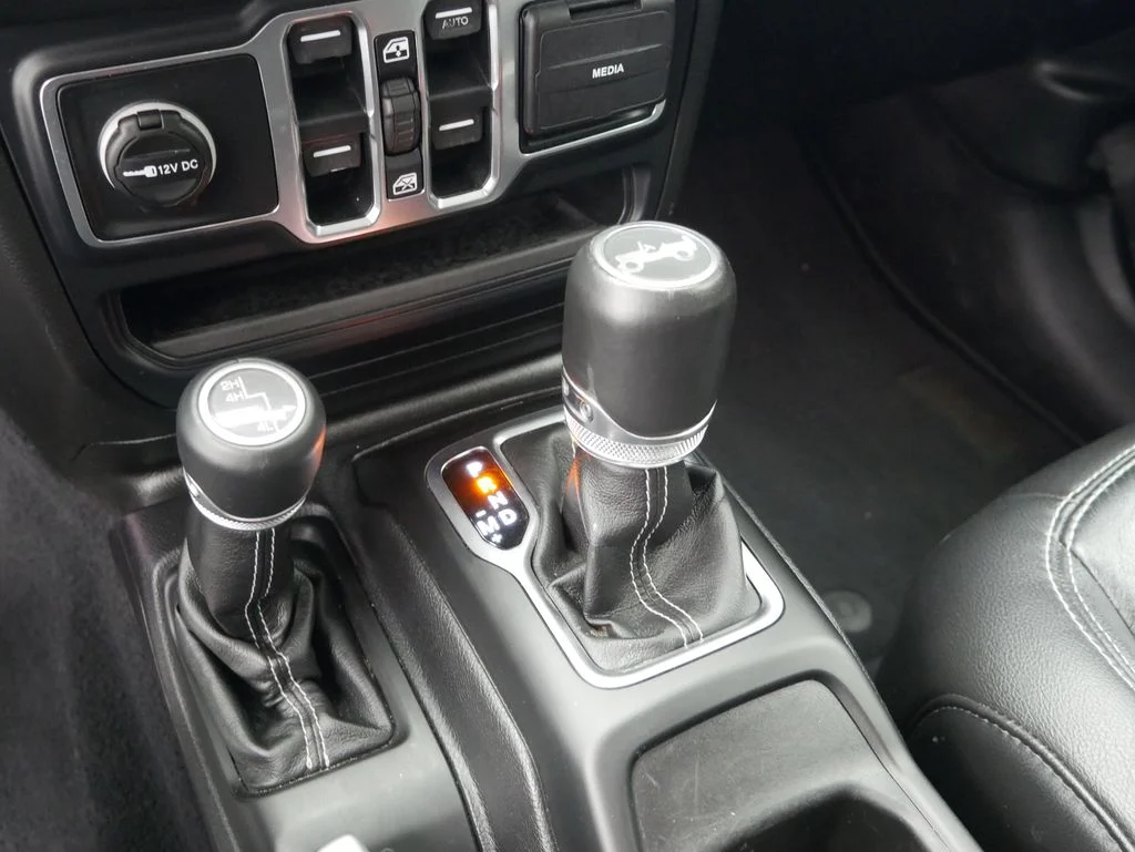 Used 2018 Crystal Metallic Jeep Unlimited Sahara image 40