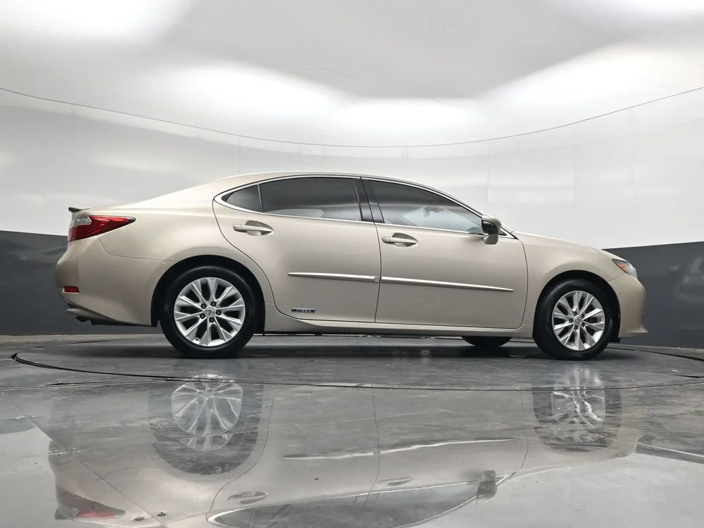 Used 2013 Beige Lexus 300h image 35