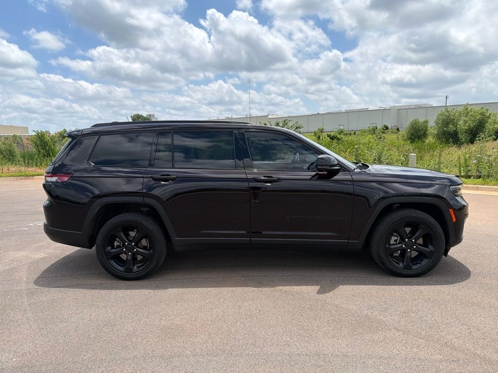 Used 2022 Ember Pearlcoat Jeep Limited image 4