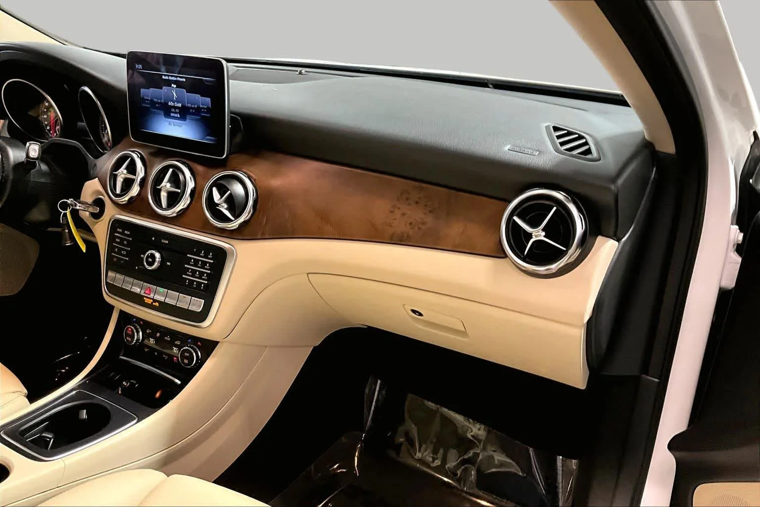 Used 2019 Polar White Mercedes-Benz GLA 250 image 19