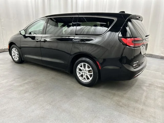 Used 2025 Black Chrysler Select image 3