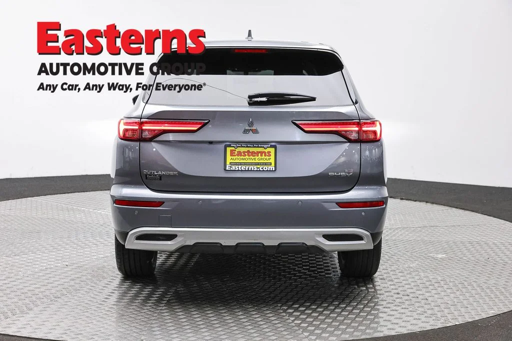 Used 2023 Silver Mitsubishi SE image 6
