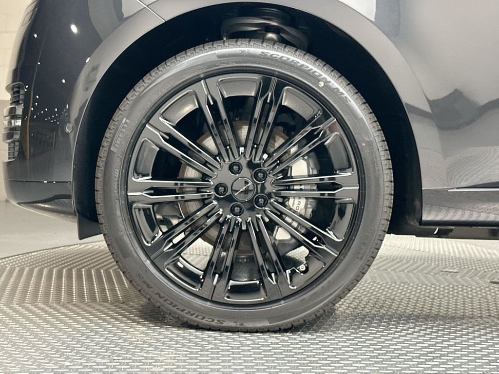 New 2026 Carpathian Gray Premium Metallic Land Rover SE image 5