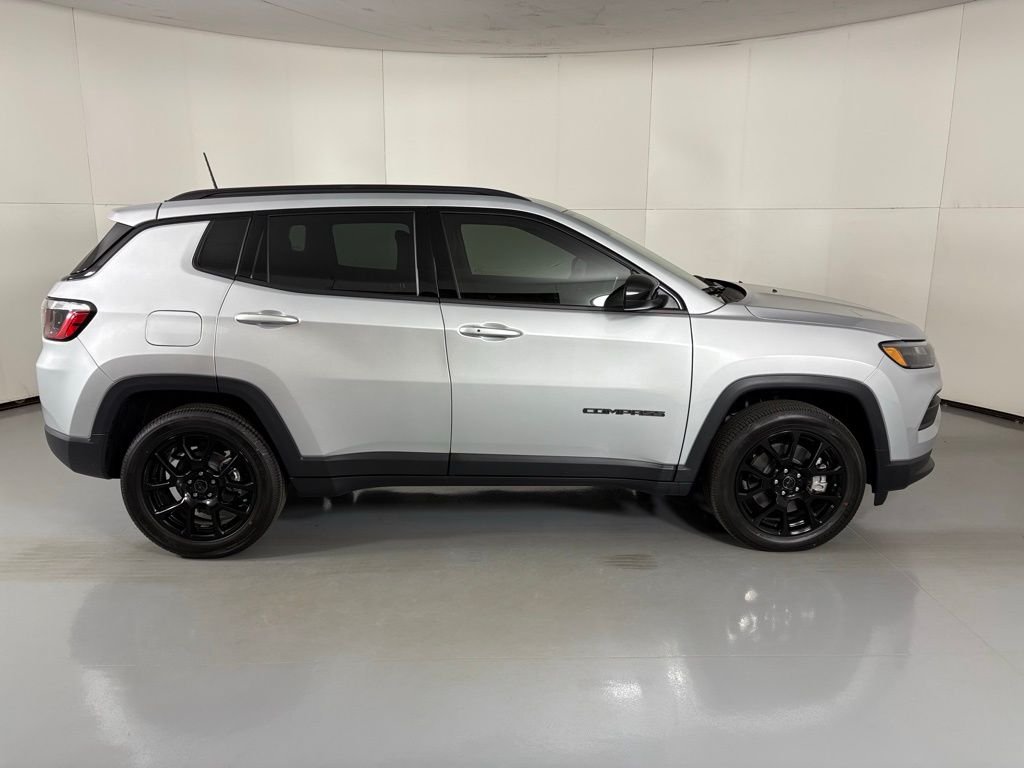 New 2026 Silver Zynith Metallic Clearcoat Jeep Latitude image 9