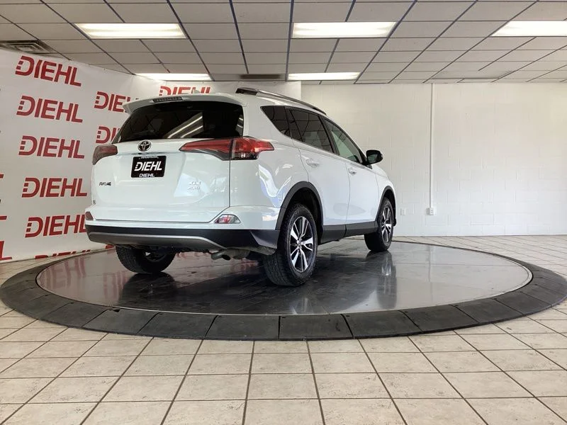 Used 2018 White Toyota XLE image 7