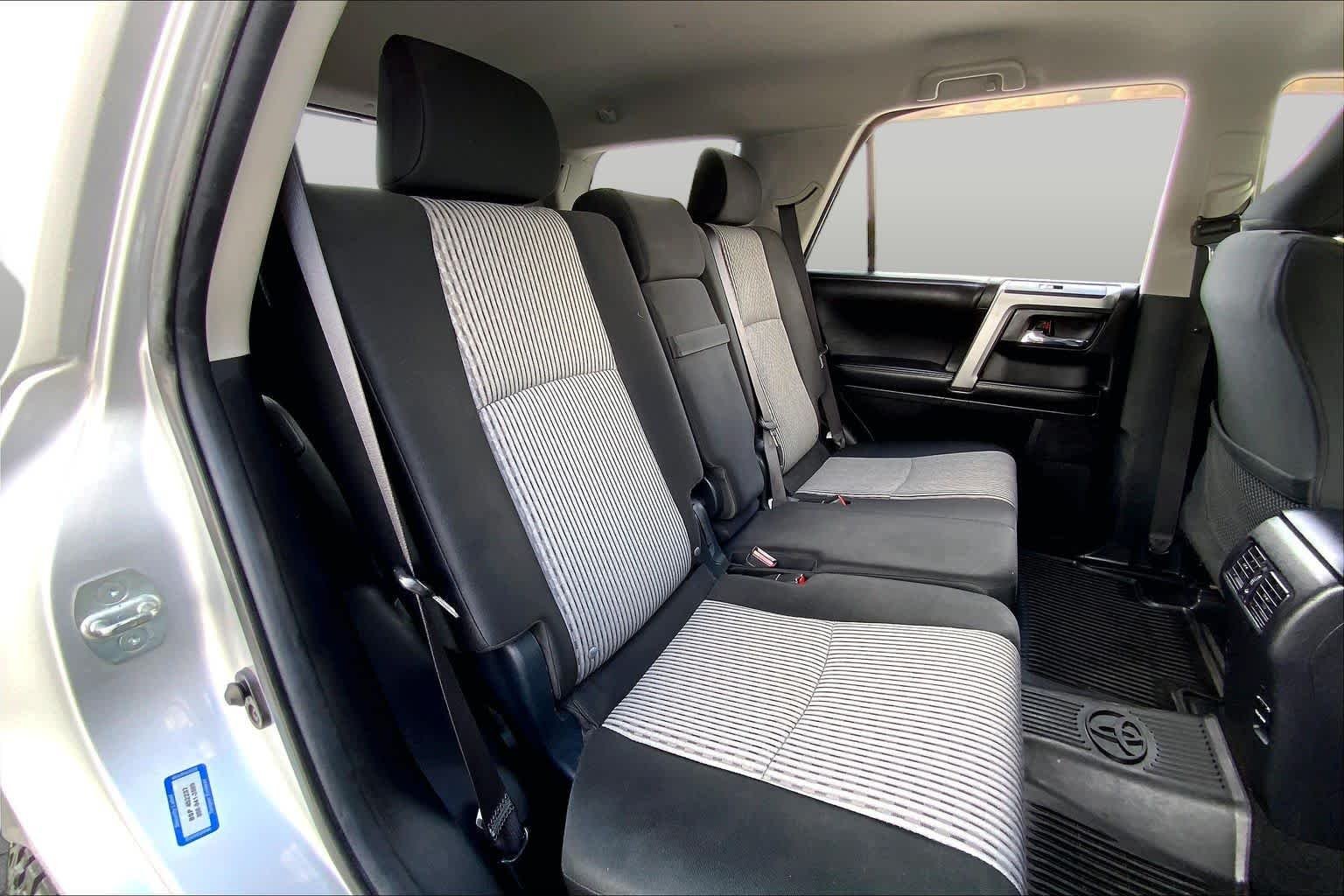 Used 2016 Classic Silver Metallic Toyota SR5 image 19