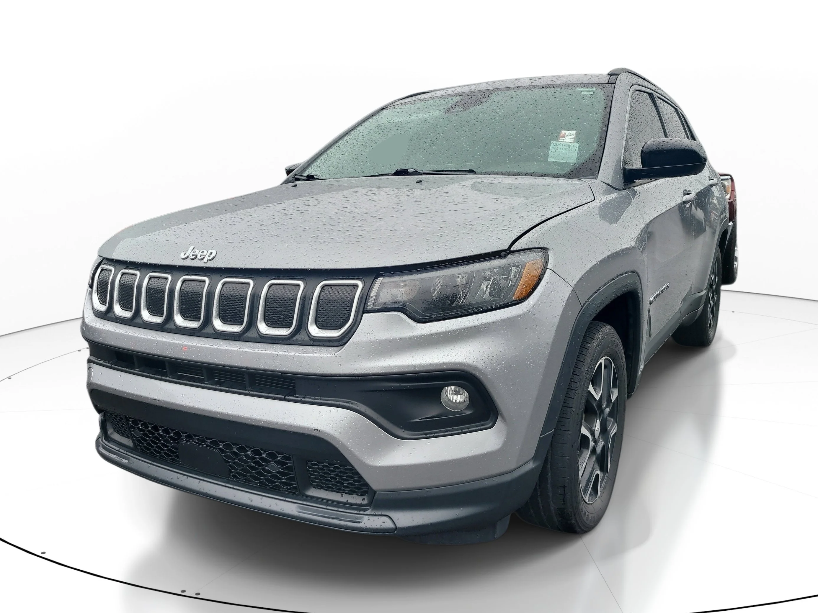 Used 2022 Billet Silver Metallic Clearcoat Jeep Latitude image 3