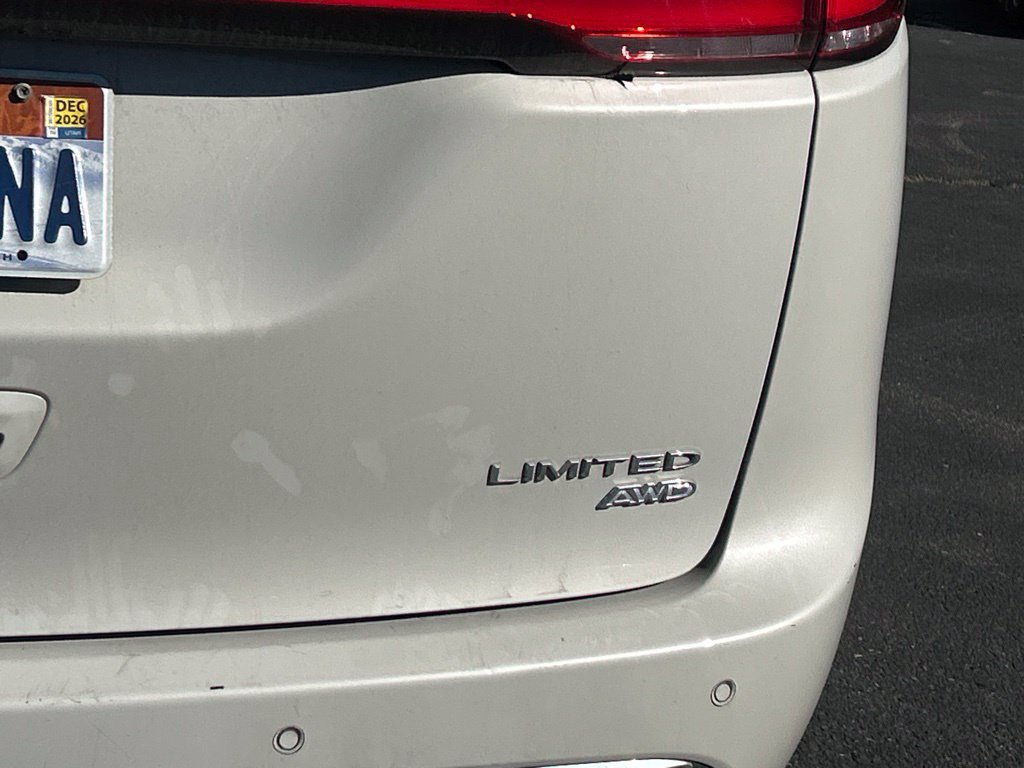 Used 2021 Luxury White Pearlcoat Chrysler Limited image 8