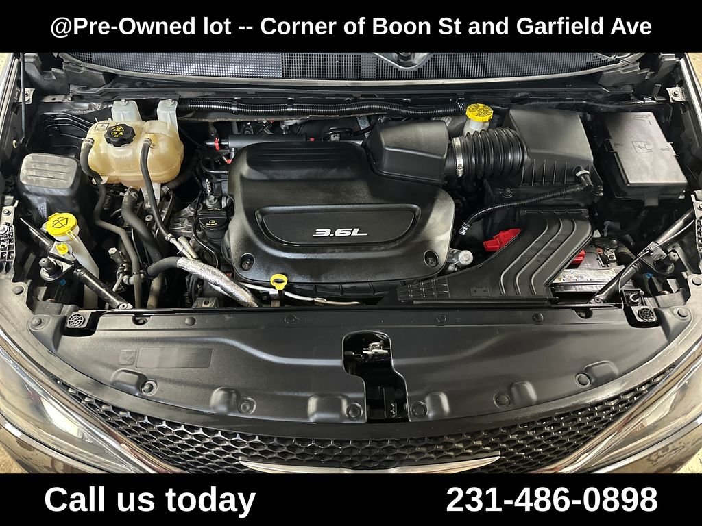 Used 2018 Gray Chrysler Touring L image 10