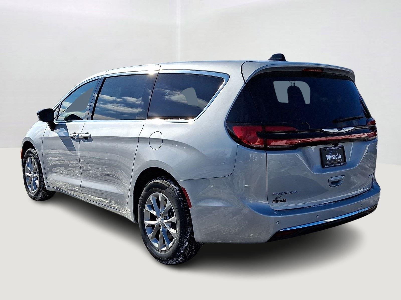 New 2026 Silver Mist Clear-Coat Exterior Paint Chrysler Select image 5