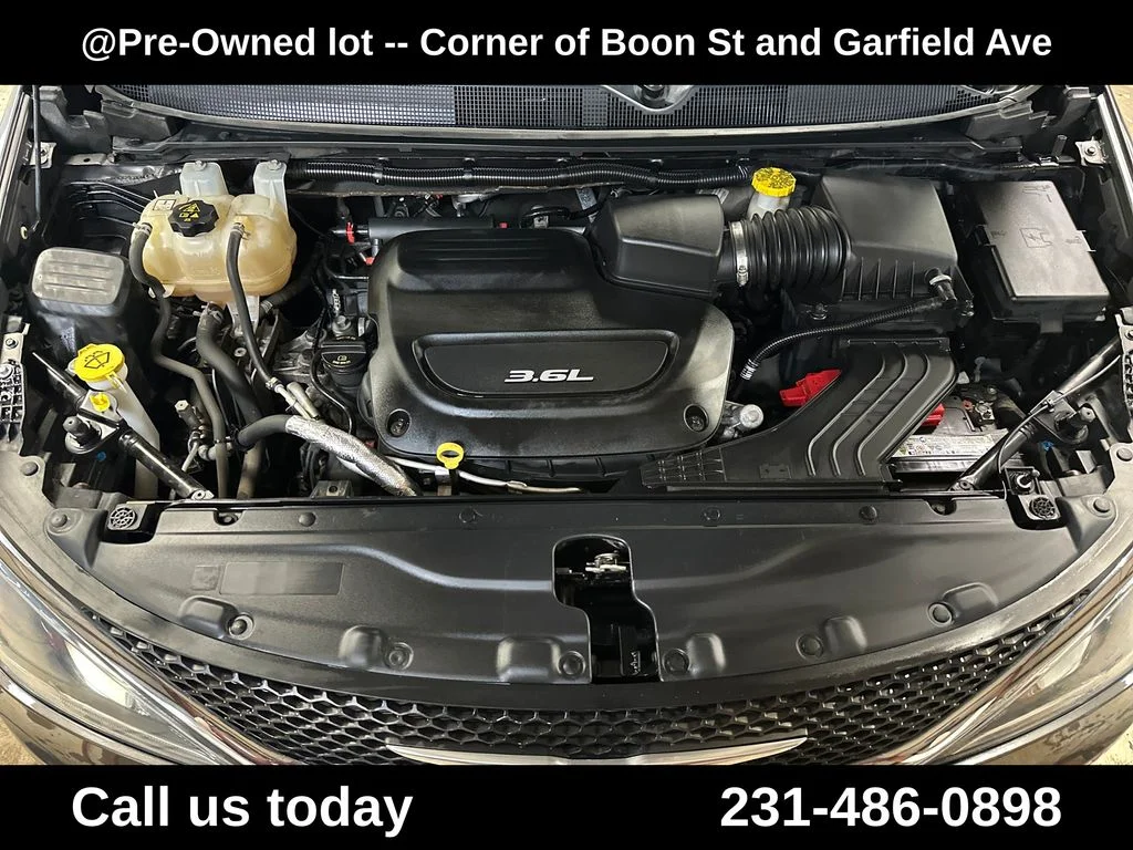 Used 2018 Gray Chrysler Touring L image 10