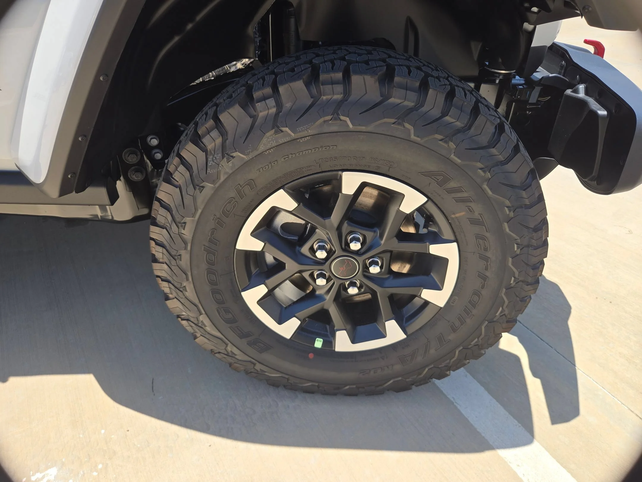 New 2026 Bright White Clear-Coat Exterior Paint Jeep Rubicon image 26