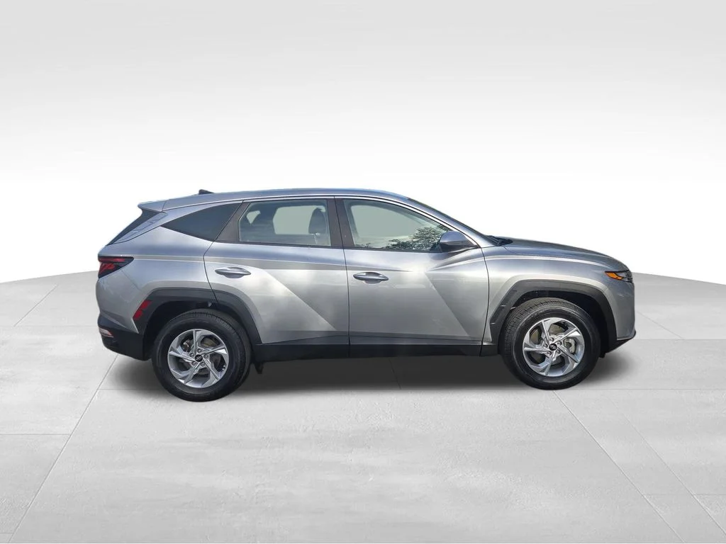 Used 2022 Shimmering Silver Hyundai SE image 10