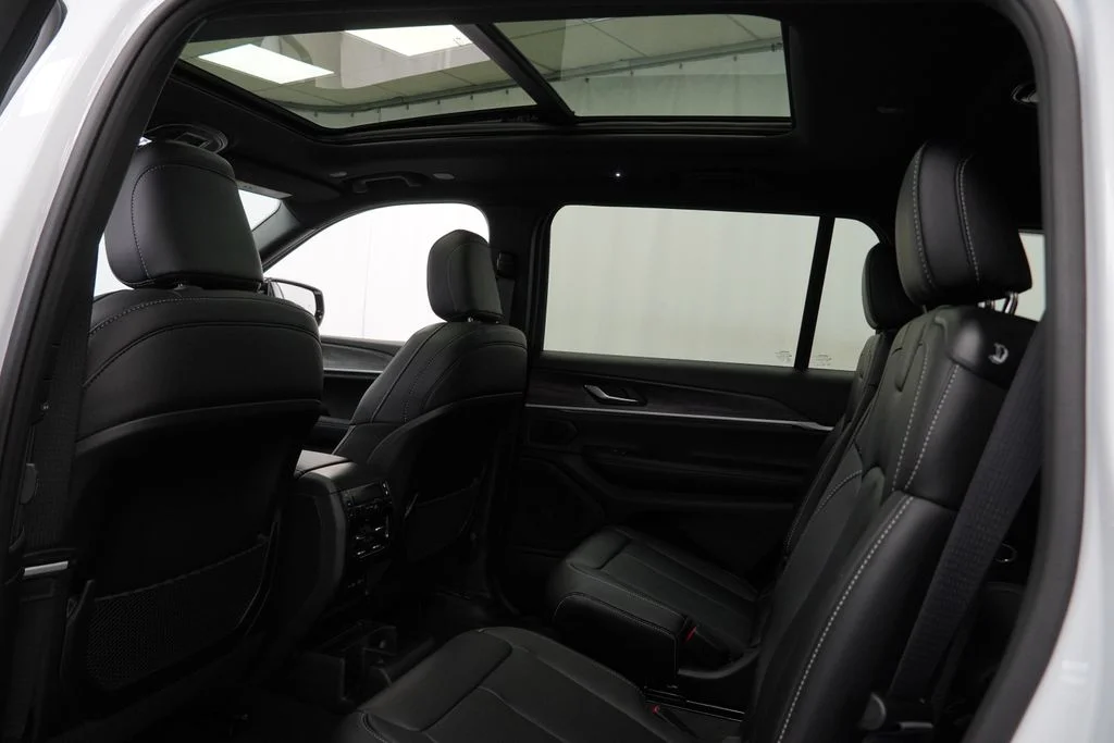 New 2026 Bright White Clear-Coat Exterior Paint Jeep Limited image 19