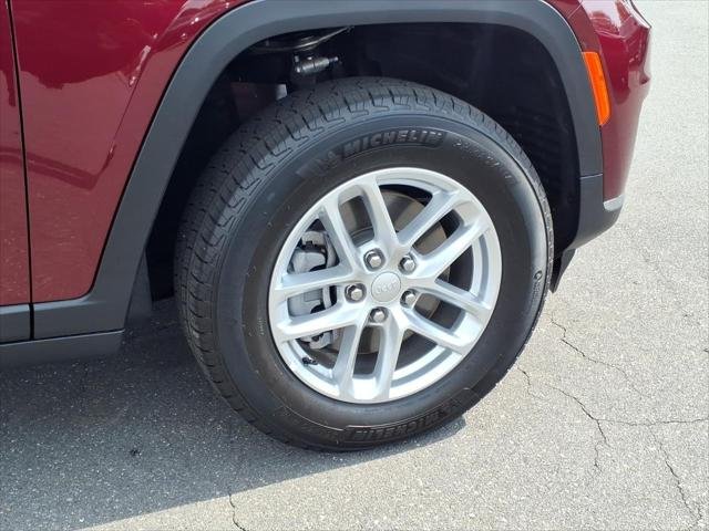 New 2026 Velvet Red Pearl-Coat Exterior Paint Jeep Laredo X image 12