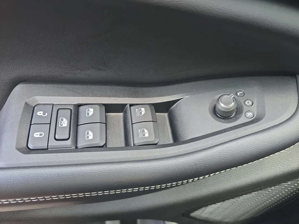 Used 2023 Black Jeep Altitude image 29