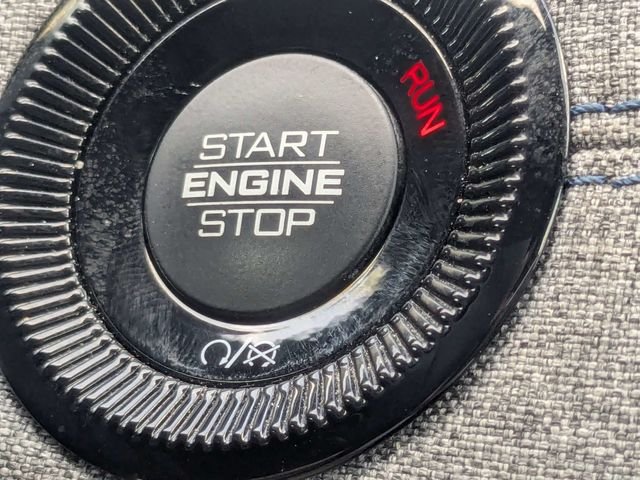 Used 2024  Jeep Latitude image 32
