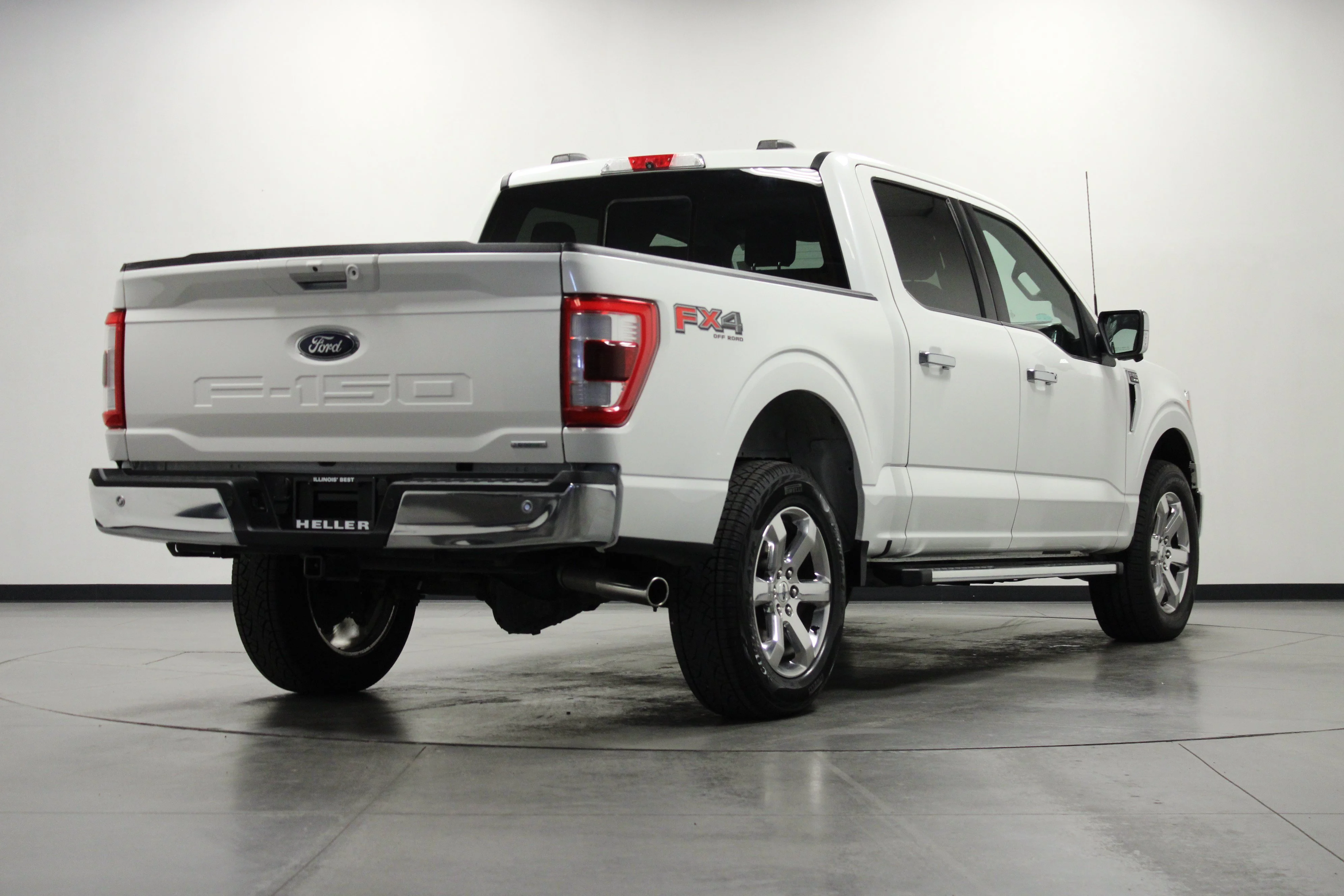 Used 2022 Star White Metallic Tri-Coat Ford LARIAT image 4
