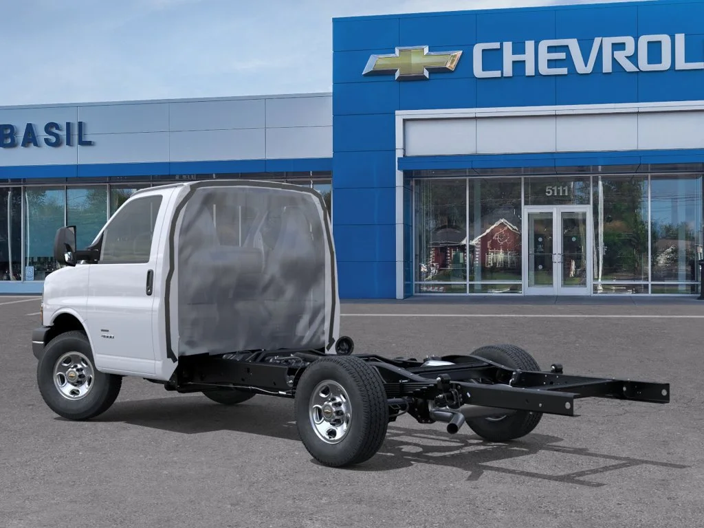 New 2026 Summit White Chevrolet 1WT image 3