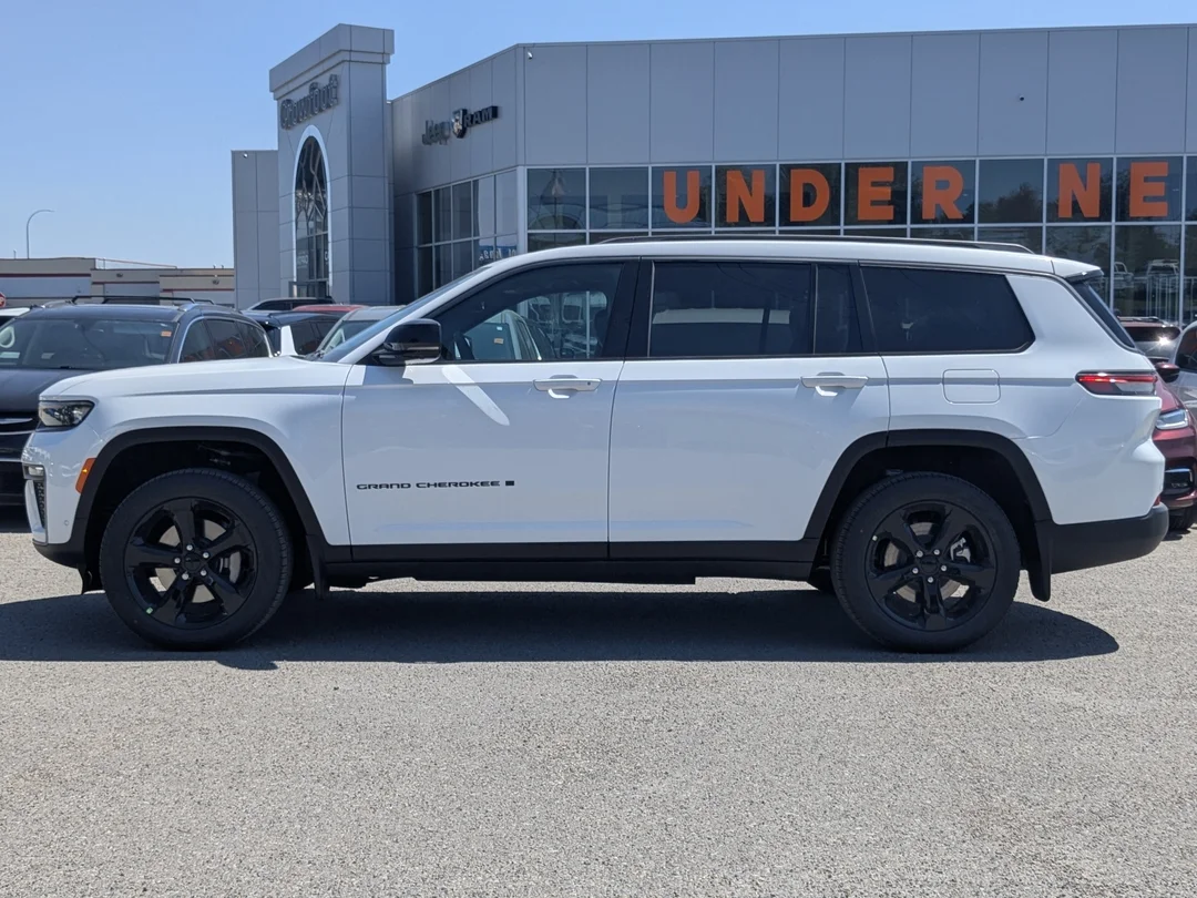 New 2026 White Jeep Limited - - 4x4 - Dual- Pane Panoramic Sunroof - Trailer Tow Pkg - 9 Spkr/Subwoofer & More! image 5