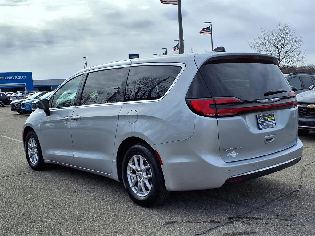 Used 2024 Silver Chrysler Touring L image 7